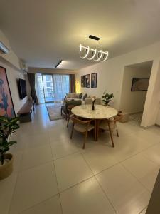 ein Wohnzimmer mit einem Tisch und einem Sofa in der Unterkunft Marassi 2-bed Marina Views Sandy Lagoon in El-Alamein