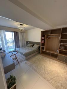 ein Wohnzimmer mit einem Bett und einem Balkon in der Unterkunft Marassi 2-bed Marina Views Sandy Lagoon in El-Alamein + 125 Fotos