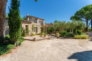 a house with a large driveway in front of it at Charmante Villa avec piscine in Fontvieille
