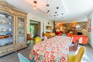 a dining room with a table and chairs at Charmante Villa avec piscine in Fontvieille