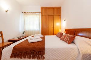 Postel nebo postele na pokoji v ubytování MarinaPark Hill Beach Apartment + 50 fotografií