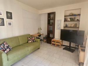 TV a/nebo společenská místnost v ubytování Seaview Apartment by the Beach in Sicily
