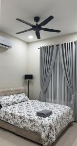 Ένα ή περισσότερα κρεβάτια σε δωμάτιο στο Adam Homestay +4 φωτογραφίες