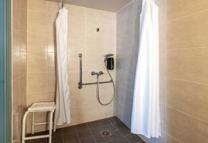 Koupelna v ubytování B&B HOTEL Morlaix + 18 fotografií