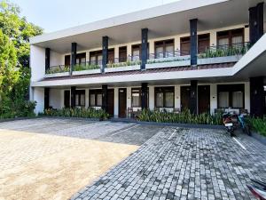 a building with a motorcycle parked in front of it at Wisma Griyaku 1 in Purbolinggo