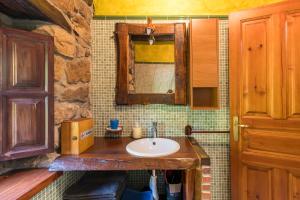 Koupelna v ubytování Cabaña Pasiega Lo Miñarro + 22 fotografií