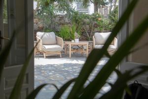 Aed väljaspool majutusasutust Hotel Manos