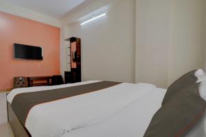 Ένα ή περισσότερα κρεβάτια σε δωμάτιο στο Collection O Krupa Lodge