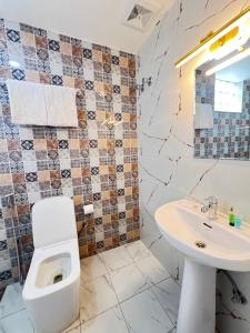 un bagno con un water e un lavandino di Little Buddha Inn a Kathmandu