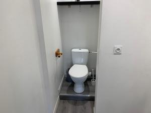グランカン・メジーにあるLe Petit Cap Normand - Calme et Reposantの小さなバスルーム(トイレ付)
