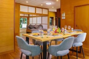 Nápoje v ubytování ビーチ徒歩3分 BBQ可 最大10名宿泊の和室付き平屋 石垣 伊原間 Akashis house + 37 fotografií