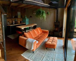 ein Wohnzimmer mit Sofa und Tisch in der Unterkunft OFFowka in Przyborów