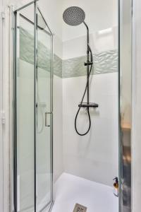 um chuveiro com porta de vidro em um banheiro em Nocnoc - Le Balcon de l'Oli 99m2 em Bordéus