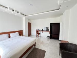 una camera da letto con un letto e una scrivania di Little Buddha Inn a Kathmandu