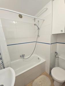 Ένα μπάνιο στο Sunny apartment near Rynek square