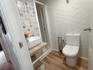 un baño con inodoro y lavabo en Balcon a la Alhambra Morayma, en Granada