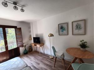 Un dormitorio con una cama, una mesa y un escritorio. en Balcon a la Alhambra Morayma, en Granada