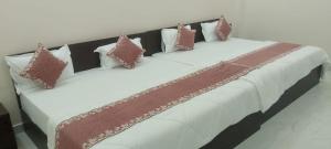 Letto o letti in una camera di Hotel Dashrath Residency