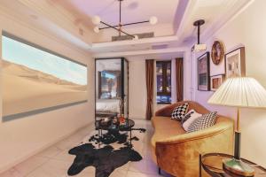 a living room with a couch and a table at 云深处江景公寓 in Chongqing