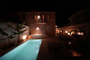 Hồ bơi trong/gần Alaçatı'da Saunalı Jakuzili Villa