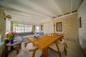 Khu vực ghế ngồi tại Alaçatı'da Saunalı Jakuzili Villa