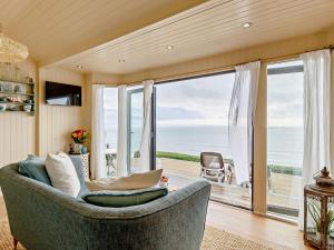 Photo de la galerie de l'établissement 1 Bed in Whitsand Bay 90168, à Antony