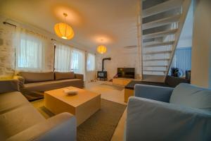 Khu vực ghế ngồi tại Alaçatı'da Saunalı Jakuzili Villa