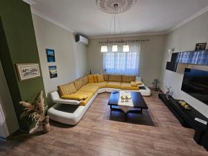 TV a/nebo společenská místnost v ubytování Botanic Park Apartments