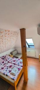 Posteľ alebo postele v izbe v ubytovaní Joós Apartman