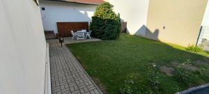 Vonkajšia záhrada v ubytovaní Joós Apartman