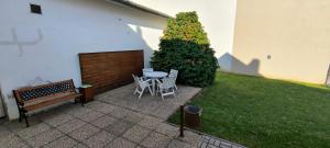Vonkajšia záhrada v ubytovaní Joós Apartman