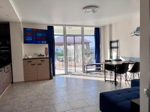 a living room with a kitchen and a dining room at BUGAZ GOLD апартаменти біля моря in Karolino-Buhaz