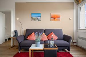 a living room with a couch and a table at Stranddistel 4 Hafenkoje in Burgtiefe auf Fehmarn 