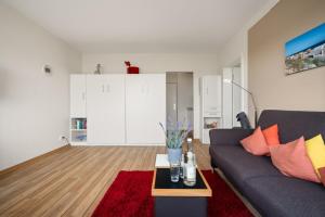 a living room with a couch and a table at Stranddistel 4 Hafenkoje in Burgtiefe auf Fehmarn 