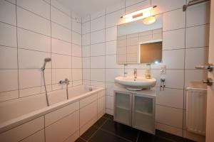 Vannituba majutusasutuses Residence Alpin Kaprun incl SUMMER CARD by All in One Apartments +50 fotot