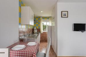 Televízia a/alebo spoločenská miestnosť v ubytovaní Apartamento Villa Mayo C