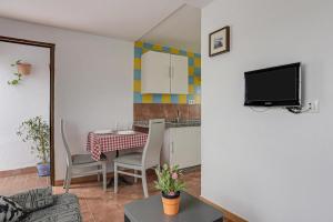 Televízia a/alebo spoločenská miestnosť v ubytovaní Apartamento Villa Mayo C