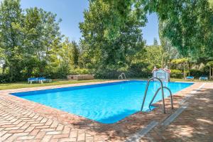 - une piscine avec toboggan dans la cour dans l'établissement Apartamento El Tinao, à La Zubia