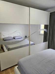 um quarto com dois beliches e uma janela em Medo Villa em Tirana