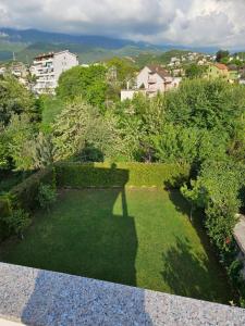 uma vista aérea de um jardim com relva e arbustos em Medo Villa em Tirana