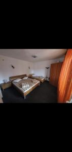 Postel nebo postele na pokoji v ubytování Casa noastră