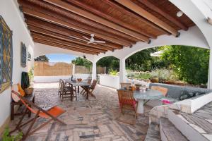Un patio al aire libre con mesa y sillas. en Casa Alcaria, en Alcaria