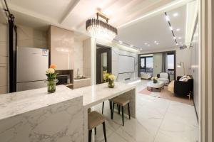 a kitchen with a counter and a living room at 云深处江景公寓 in Chongqing