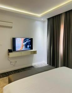 Televisyen dan/atau pusat hiburan di Asokoro Hotel, close to Force Hq and Ecowas, Gym, Swimming Pool, Wifi