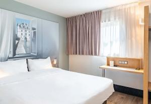 a hotel room with a bed and a window at B&B HOTEL Tours Parc Expo St-Avertin in Saint-Avertin +41 photos