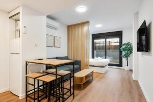 Μια τηλεόραση ή/και κέντρο ψυχαγωγίας στο Urban Executive Suites with parking and pool