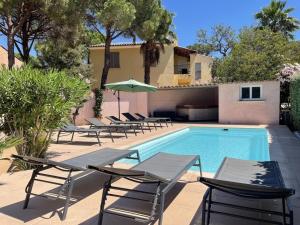 Πισίνα στο ή κοντά στο 4 Bed-Sleeps 8-Private Pool-HotTub-AirCon