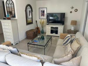 Χώρος καθιστικού στο 4 Bed-Sleeps 8-Private Pool-HotTub-AirCon