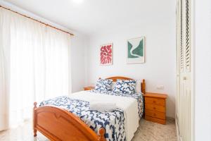 ein weißes Schlafzimmer mit einem Bett und einem Fenster in der Unterkunft Duplex de 3 habitaciones en Terreros - By Aloha Palma in San Juan de los Terreros
