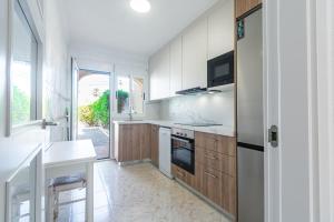 eine Küche mit weißen Schränken und einer Spüle in der Unterkunft Duplex de 3 habitaciones en Terreros - By Aloha Palma in San Juan de los Terreros